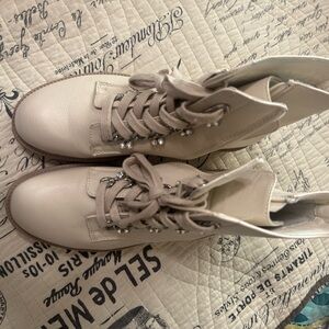 Women's Cream Lace-Up Ankle Boots